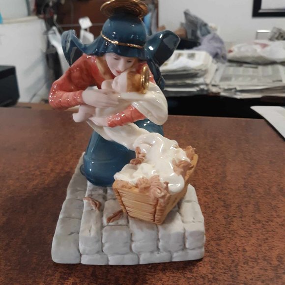 Vatican of the Nativity " Mary With Christ Child" - Picture 2 of 3